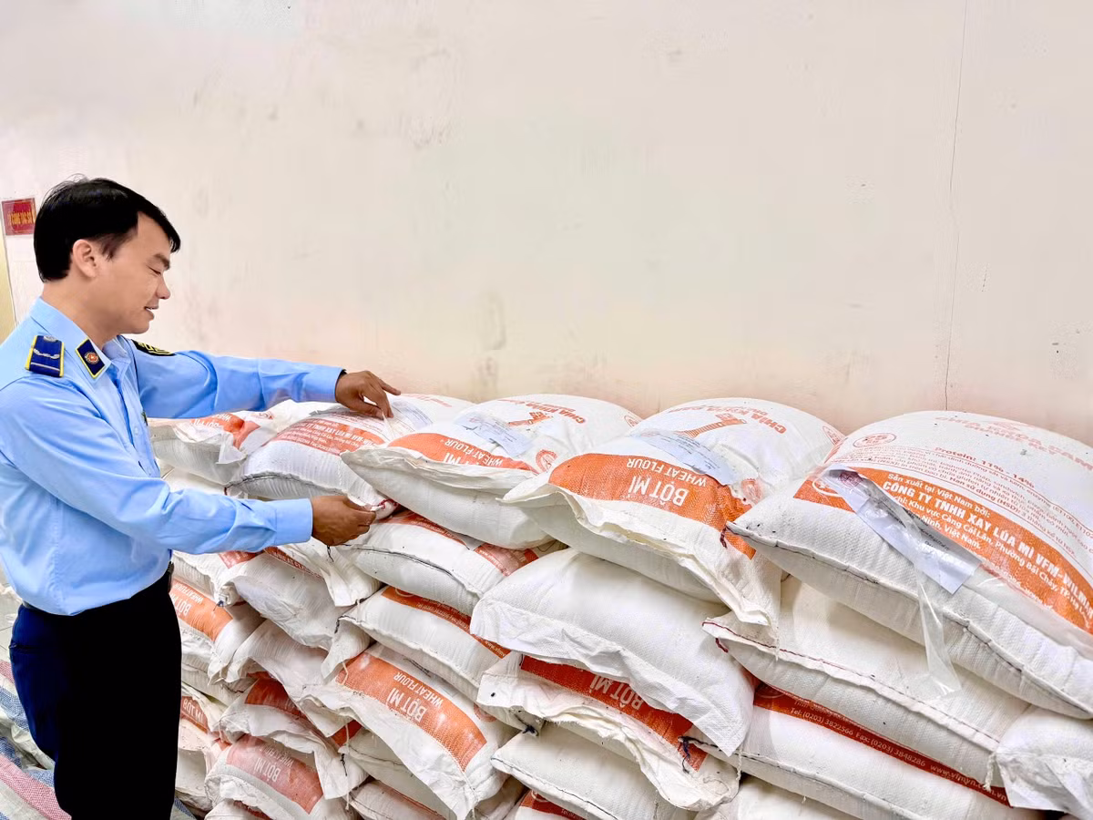 60 bao bột mỳ quá hạn sử dụng tương đương khối lượng 1,5 tấn bị lực lượng Quản lý thị trường số 15 phát hiện, kiểm tra và tạm giữ. Ảnh nguồn DMS