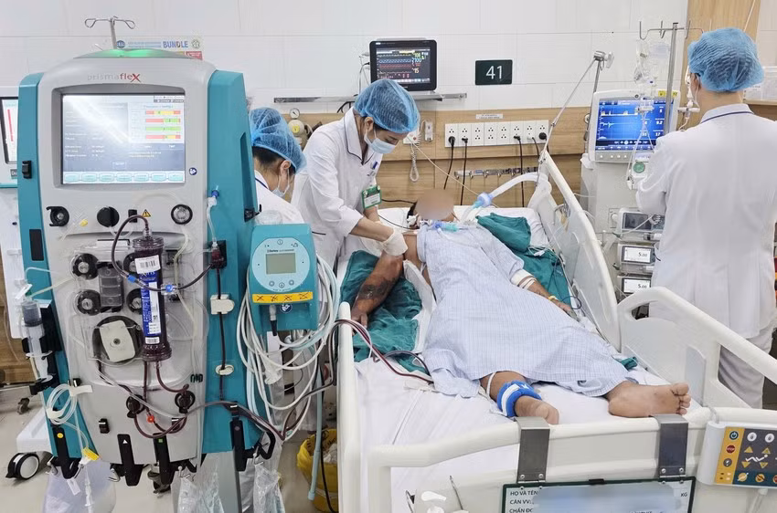 Không đến bệnh viện sau khi bị rắn cắn mà chọn điều trị bằng cách đắp lá, người đàn ông 34 tuổi rơi vào tình trạng hoại tử nặng, nhiễm độc và tử vong. Ảnh: BVCC