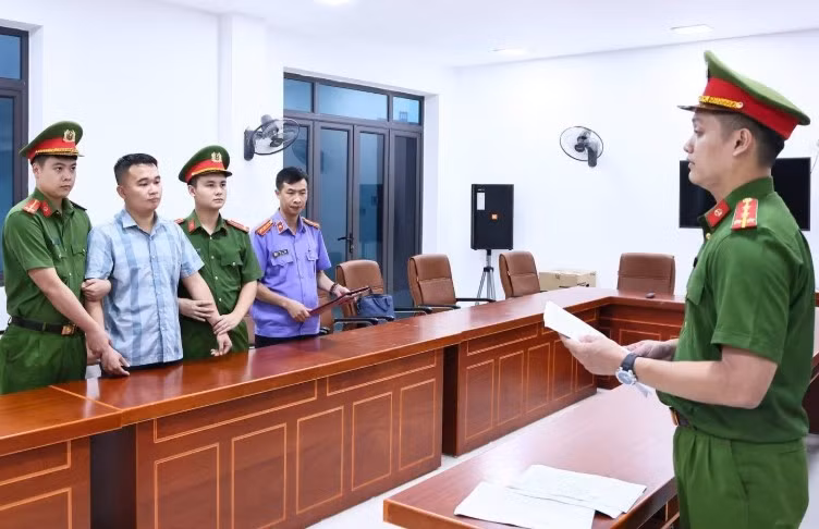 Giáo viên Nguyễn Hà Duy (áo sọc xanh trắng). (Ảnh: Công an cung cấp)