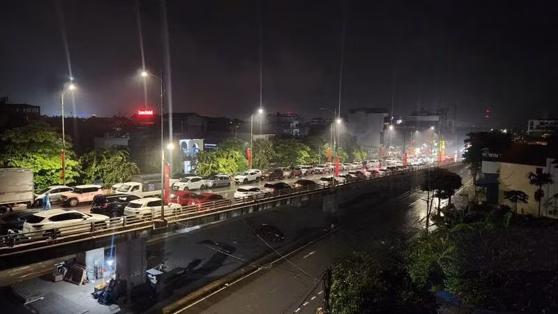 Người dân đánh xe lên cầu Bến Tượng để phòng ngập