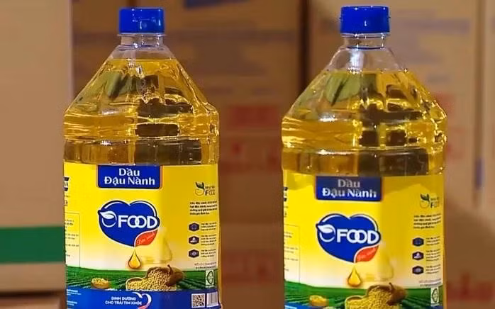 Dầu Ofood được bán cho người dùng nhưng là dầu sử dụng cho chăn nuôi. Ảnh: VTV