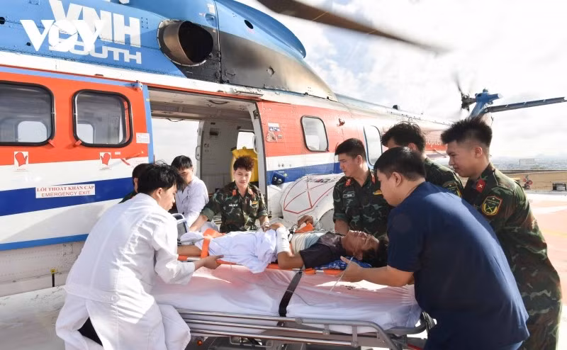 Trực thăng cấp cứu 2 bệnh nhân từ quần đảo Trường Sa đã hạ cánh an toàn tại Bệnh viện Quân y 175, TP HCM. Ảnh BV