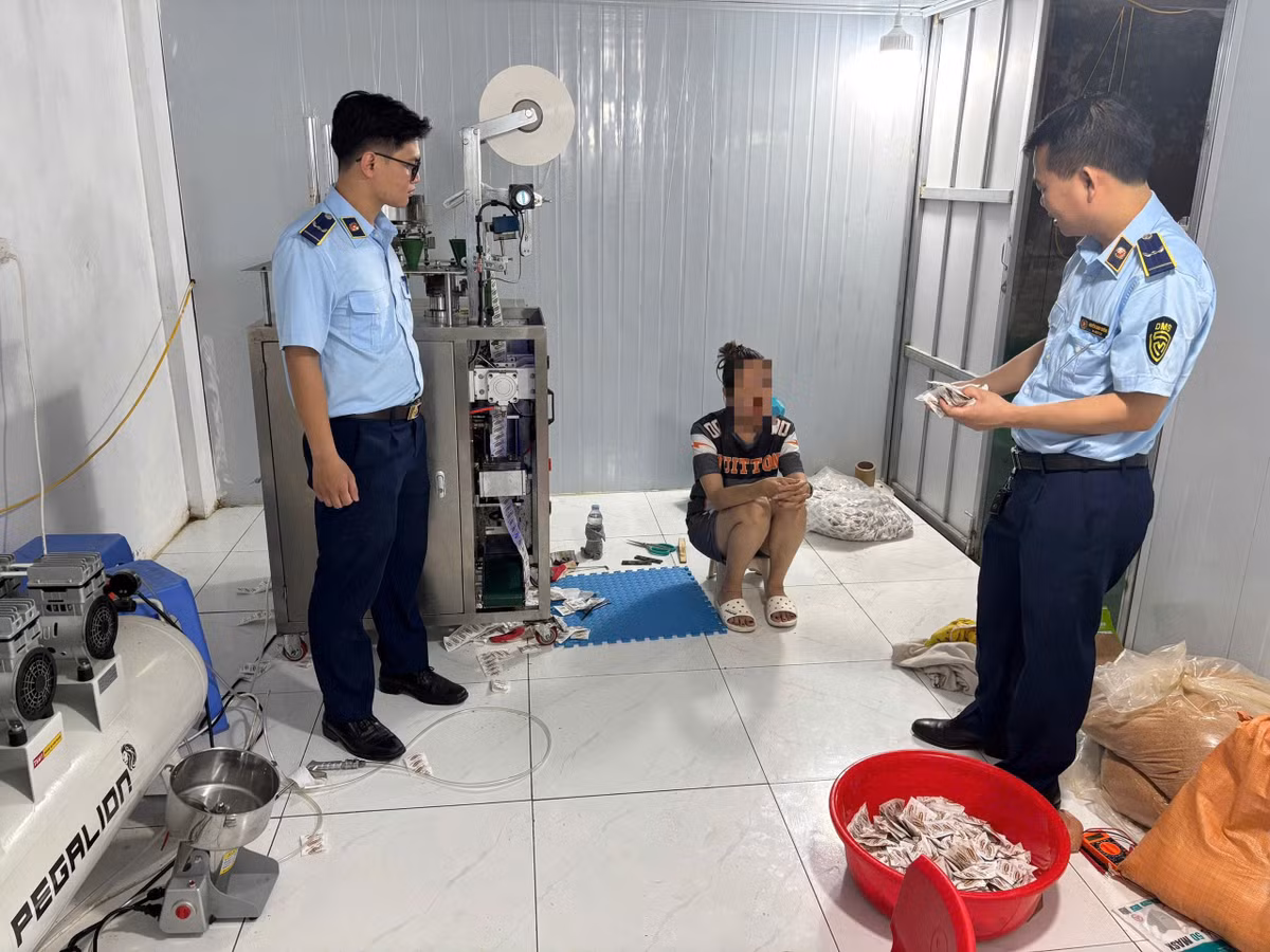 Lực lượng chức năng phát hiện nhiều sản phẩm và thiết bị để thực hiện hành vi sản xuất hàng giả tại cơ sở. Ảnh DMS