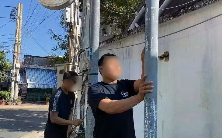 Công an TP Hồ Chí Minh buộc người vi phạm tháo gỡ, bóc xóa và làm sạch toàn bộ các vị trí đã dán quảng cáo trái phép. Ảnh: Công an TP Hồ Chí Minh/Nguồn VTV.