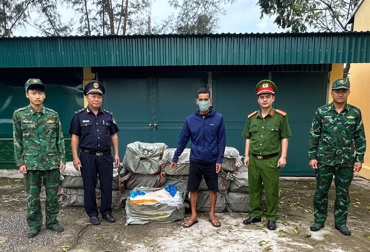 Lực lượng chức năng bắt giữ 800 kg nầm lợn không có nguồn gốc xuất xứ. Ảnh nguồn tienphong.vn