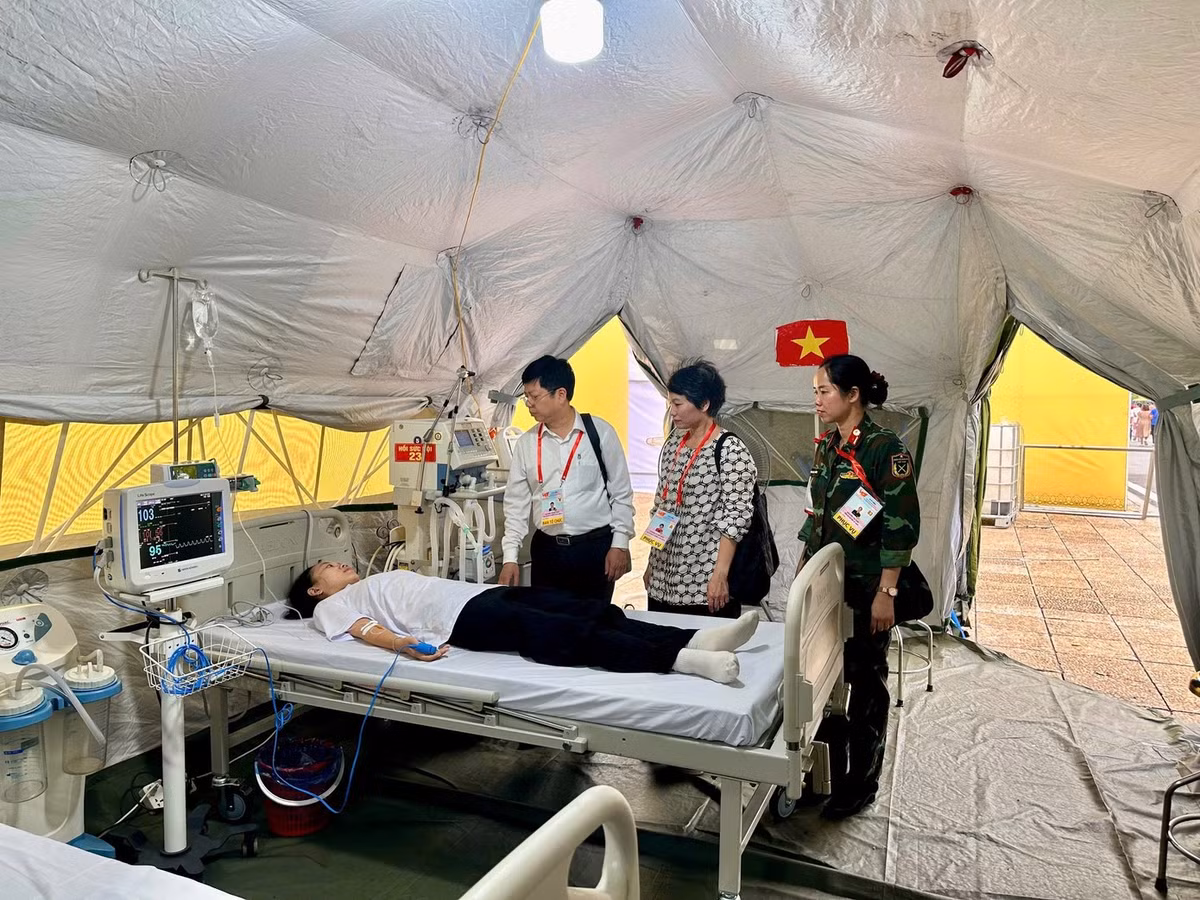 Một người dân được chăm sóc y tế kịp thời/ Ảnh nguồn tienphong.vn