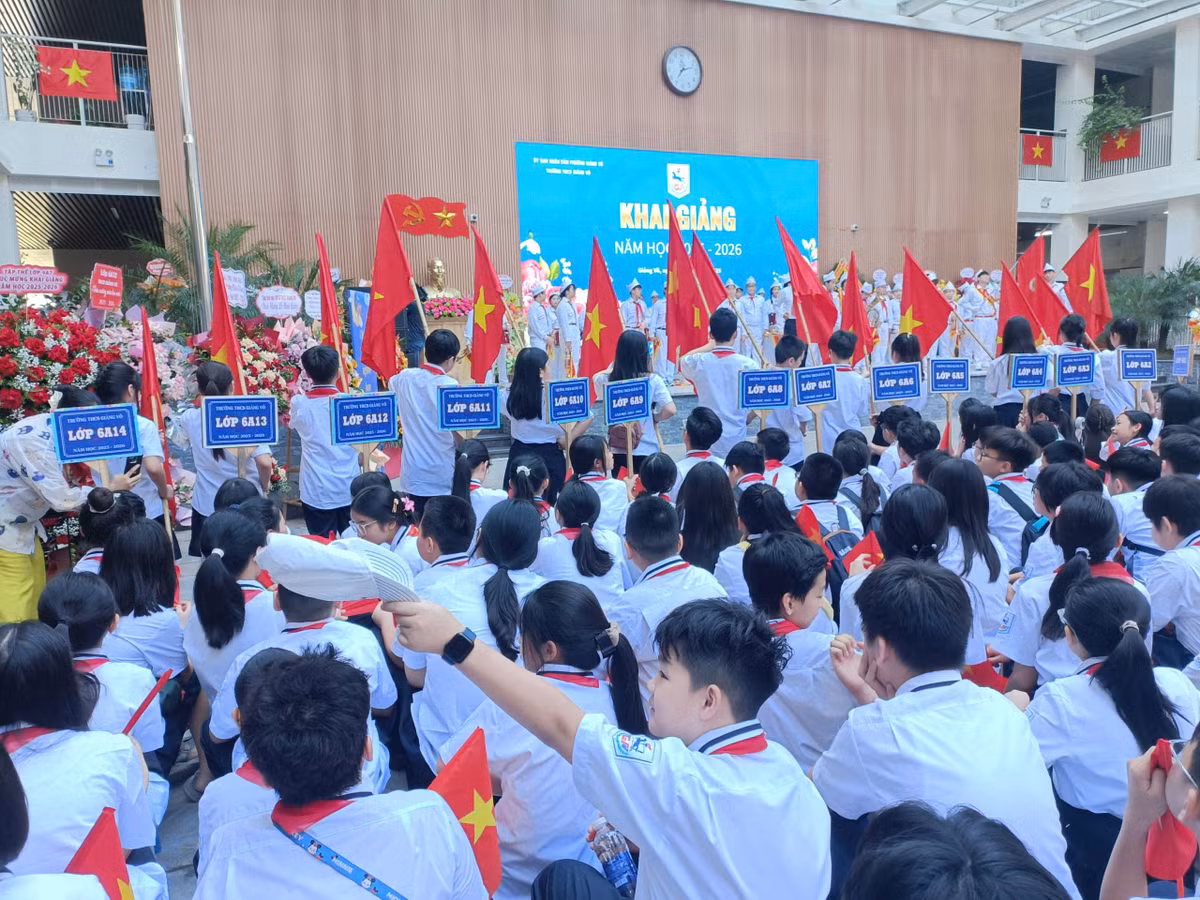 Lễ khai giảng năm học mới ở Trường THCS Giảng Võ trong không khí rộn ràng, trang nghiêm.
