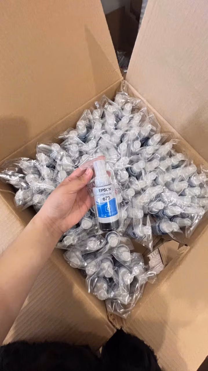 Sản phẩm mực in có dấu hiệu giả mạo nhãn hiệu Epson Đội QLTT số 1 phát hiện tại hiện trường kiểm tra. Ảnh DMS