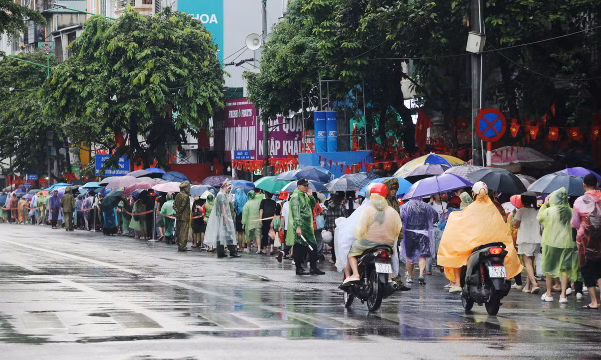 Dòng người xếp hàng di chuyển trên phố chờ ngày đại lễ.