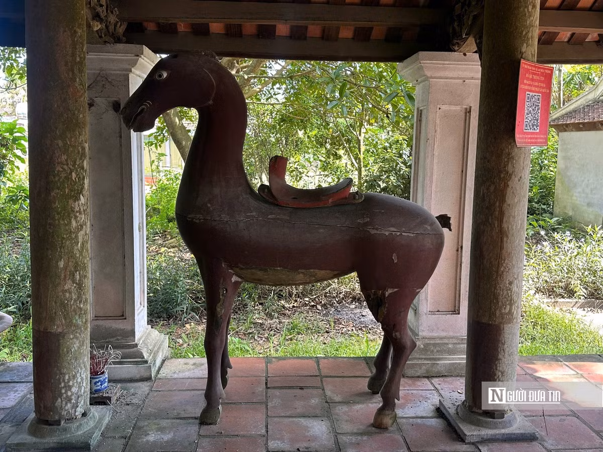 Đặc biệt, một trong hai con ngựa gỗ cổ đã hư hỏng hoàn toàn, con còn lại cũng không còn nguyên vẹn và đang có dấu hiệu bị xuống cấp nặng.
