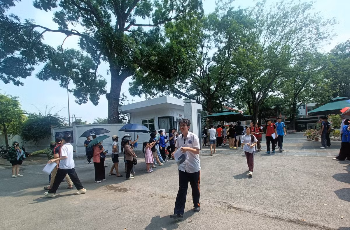 Bước ra khỏi phòng thi, những khuôn mặt căng thẳng suốt nhiều tháng ôn luyện đã được thay bằng nụ cười nhẹ nhõm​