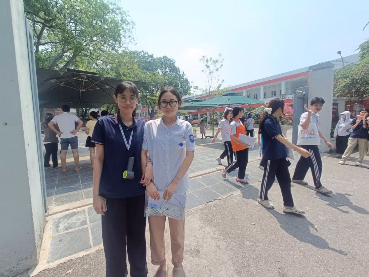 Một thí sinh rời phòng thi với tâm trạng khá thoải mái. Thí sinh nói dễ đạt 7- 8 điểm, khó đạt điểm tuyệt đối.