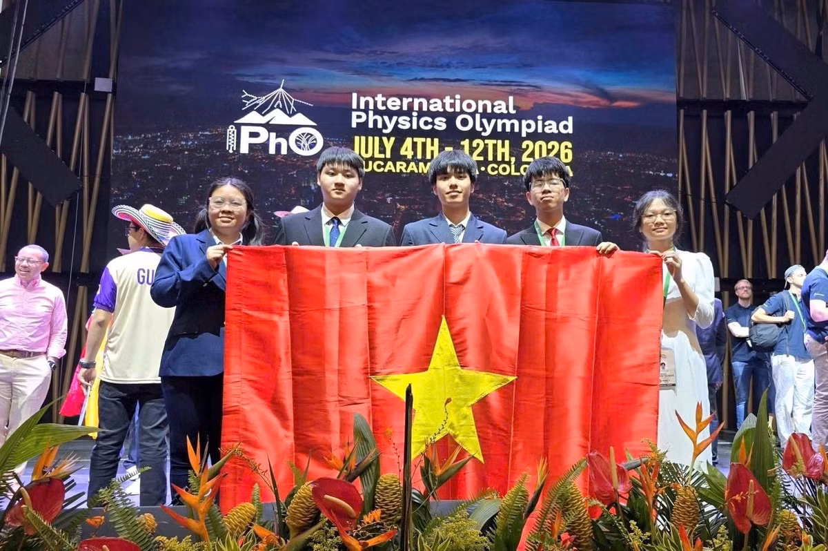 Đội tuyển quốc gia Việt Nam tại Olympic Vật lí quốc tế năm 2026, từ trái sang phải: Em Vũ Nguyên Nguyên, em Tạ Ngọc Minh, em Nguyễn Nhật Minh, em Lê Duy Khánh, em Nguyễn Thị Bích Ngọc