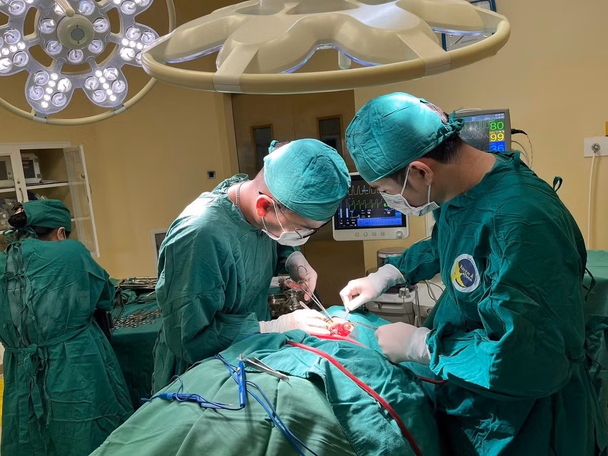 Báo động đỏ nội viện được kích hoạt để cứu sống cụ ông. Ảnh: BV