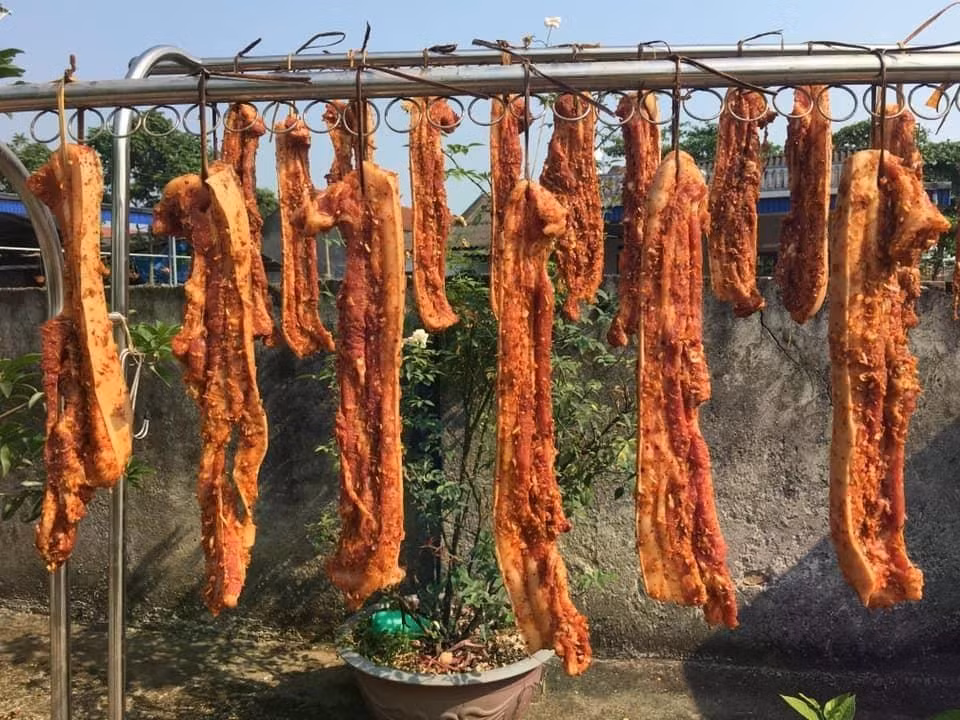 Nhiều bà nội trợ tranh thủ những ngày nóng đem phơi một mẻ thịt ba chỉ lớn sau đó để ngăn đá tủ lạnh dùng dần. Món ăn tạo thành trào lưu nấu ăn trên mạng xã hội. Ảnh: Minh Thư/Nguồn znews.vn