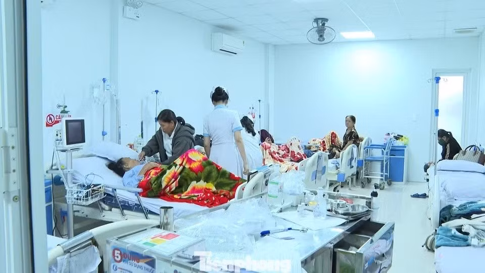 Các bệnh nhân nghi ngộ độc thực phẩm đang điều trị tại Bệnh viện Đa khoa tư nhân Phúc Hưng. Ảnh: Tiền Phong.