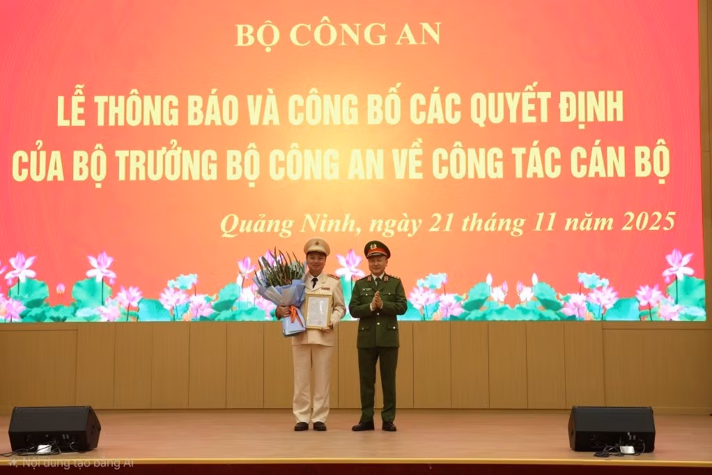 Thượng tướng Nguyễn Ngọc Lâm, Thứ trưởng Bộ Công an tặng hoa chúc mừng Thiếu tướng Nguyễn Tiến Trung, tân Giám đốc Công an tỉnh Quảng Ninh.