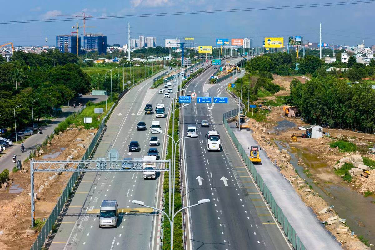 Đường dẫn từ cầu vượt Đỗ Xuân Hợp hướng về Vành đai 2 TP.HCM đang được thi công phần nền móng và cấp phối đá dăm.