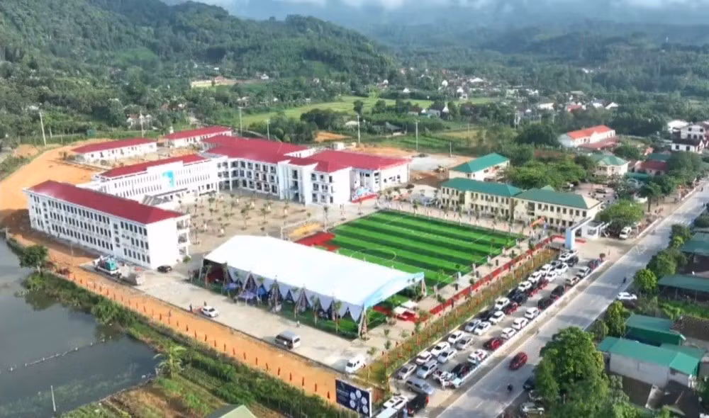 Trường phổ thông nội trú tiểu học và trung học cơ sở Sơn Kim 1 và Trường phổ thông nội trú tiểu học và trung học cơ sở Hương Khê (Hà Tĩnh) được khởi công năm 2025 với tổng mức đầu tư gần 300 tỷ đồng, đến nay đã cơ bản hoàn thành, đủ điều kiện vận hành và hoạt động, dạy học.Ảnh: NT