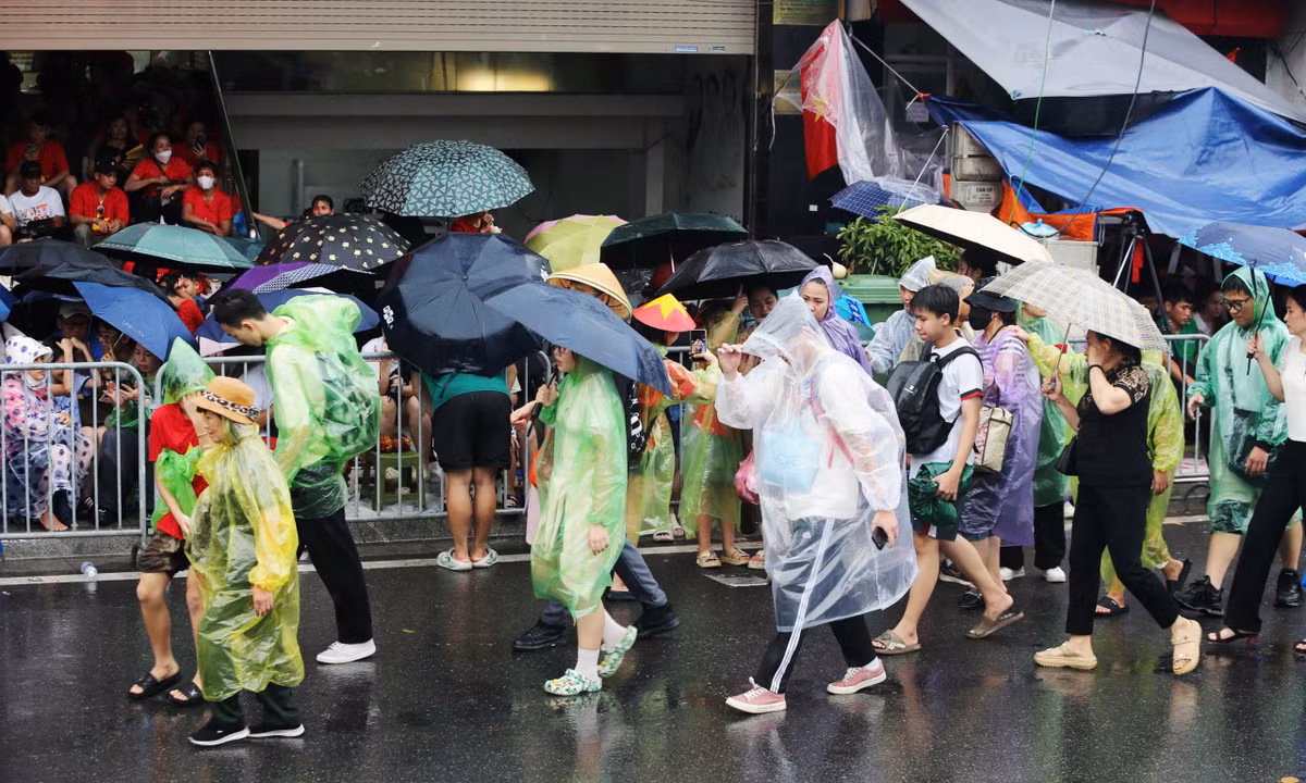 Tuy nhiên, hai bên vỉa hè gần như đã chật kín chỗ.