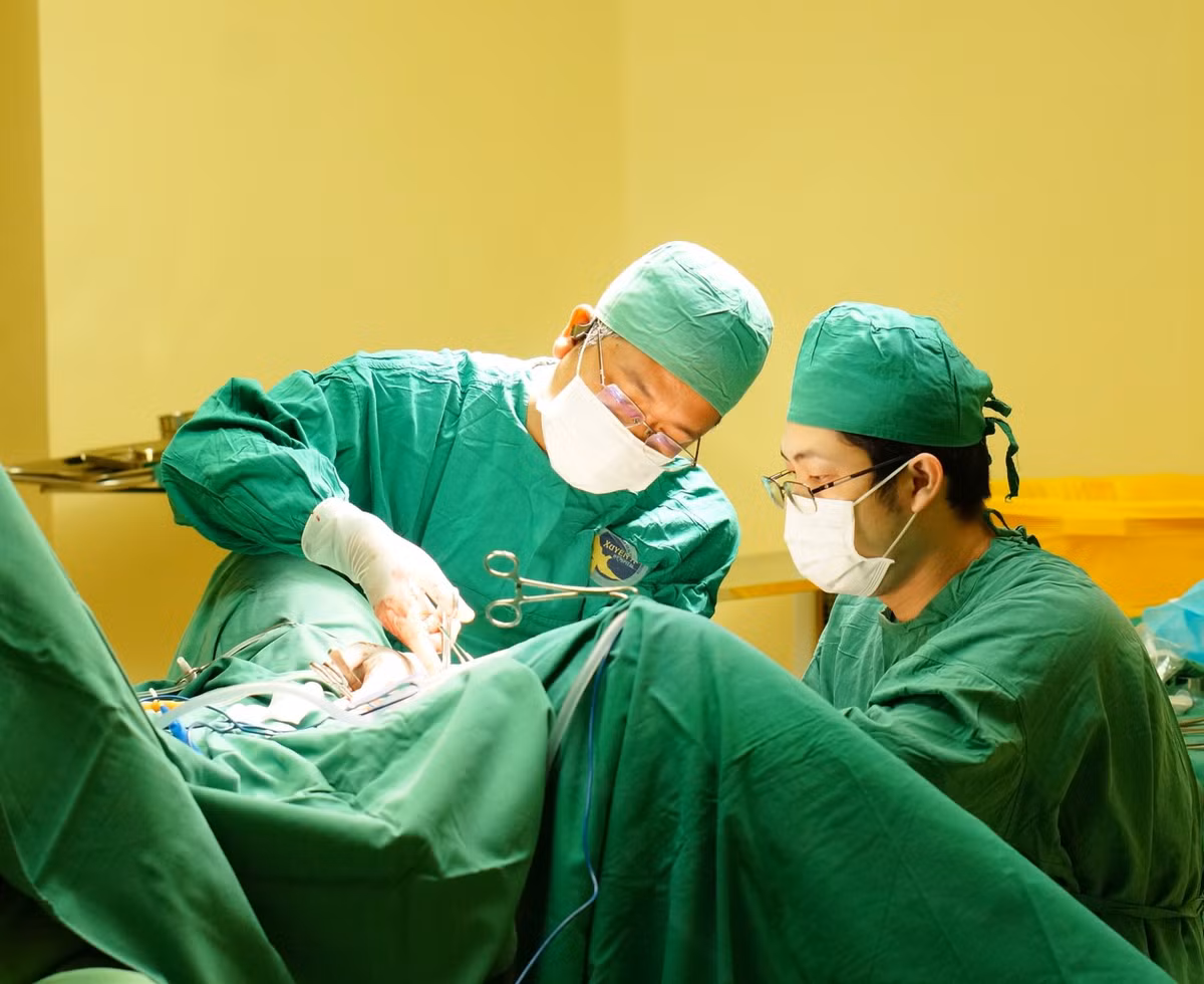 Trong phẫu thuật, bác sĩ phát hiện nhiều ổ mủ ăn lan dọc khoang cạnh trực tràng, vùng chậu và gốc bìu. Ảnh: BV/baotintuc.vn