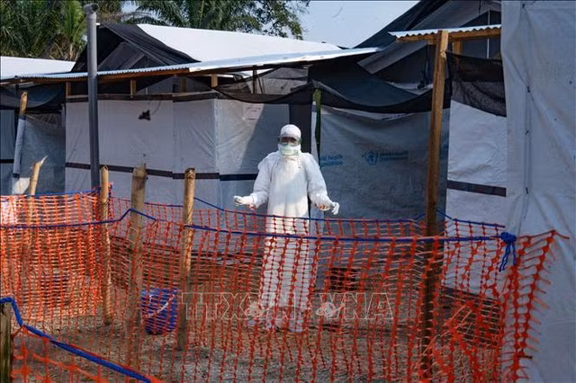 Nhân viên y tế làm việc tại trung tâm điều trị Ebola ở Bulape, CHDC Congo (Ảnh: TTXVN).