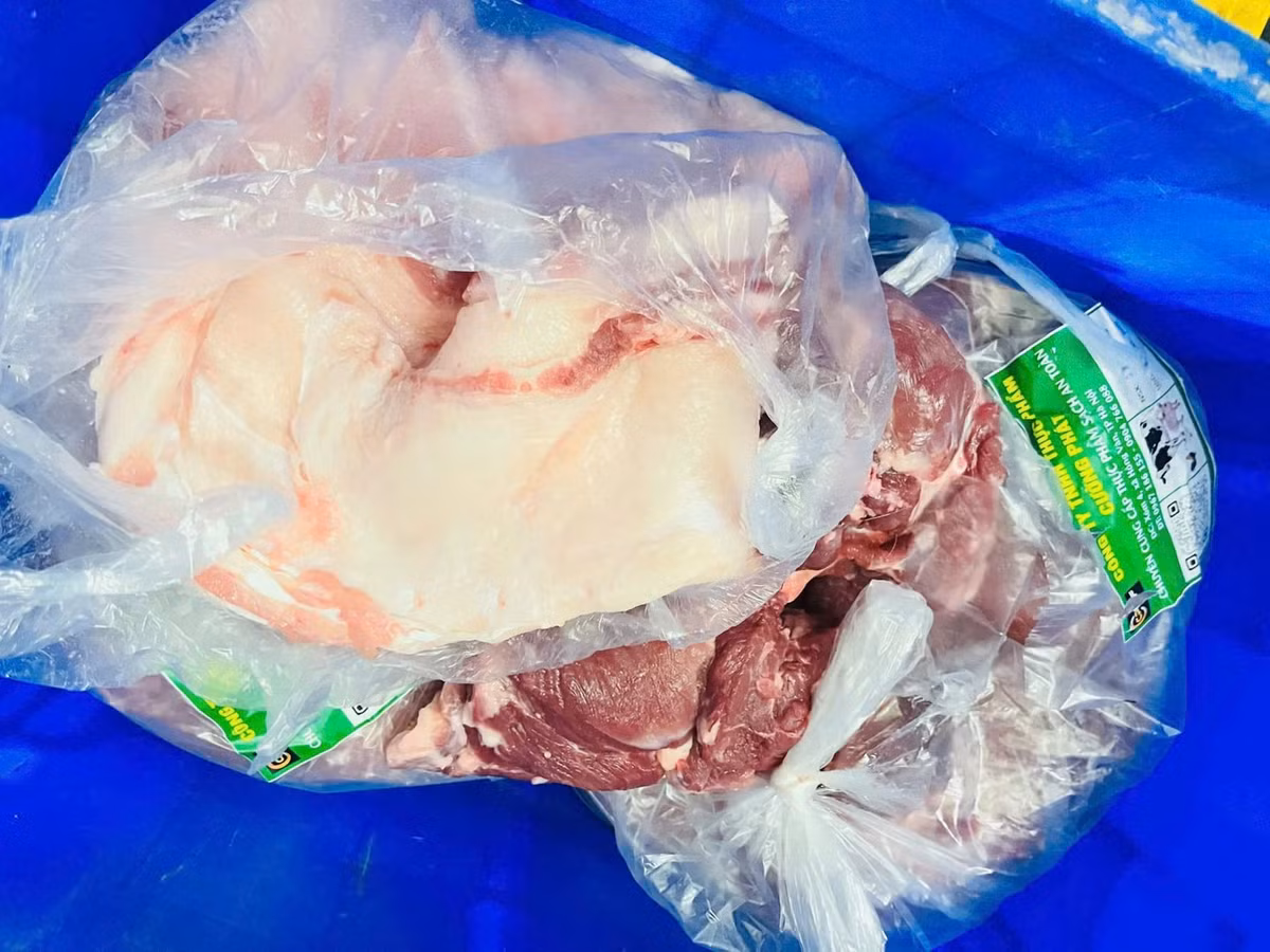 Thịt của Công ty Cường Phát được giao cho Trường Tiểu học Chu Văn An, phường Thanh Liệt, Hà Nội. Ảnh PV/Nguồn danviet.vn