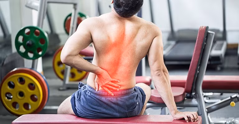 Đau lưng khi tập gym là hậu quả của việc tập sai cách, sai tư thế, quá nóng vội hoặc không khởi động kỹ trước khi tập. Ảnh minh họa/Internet