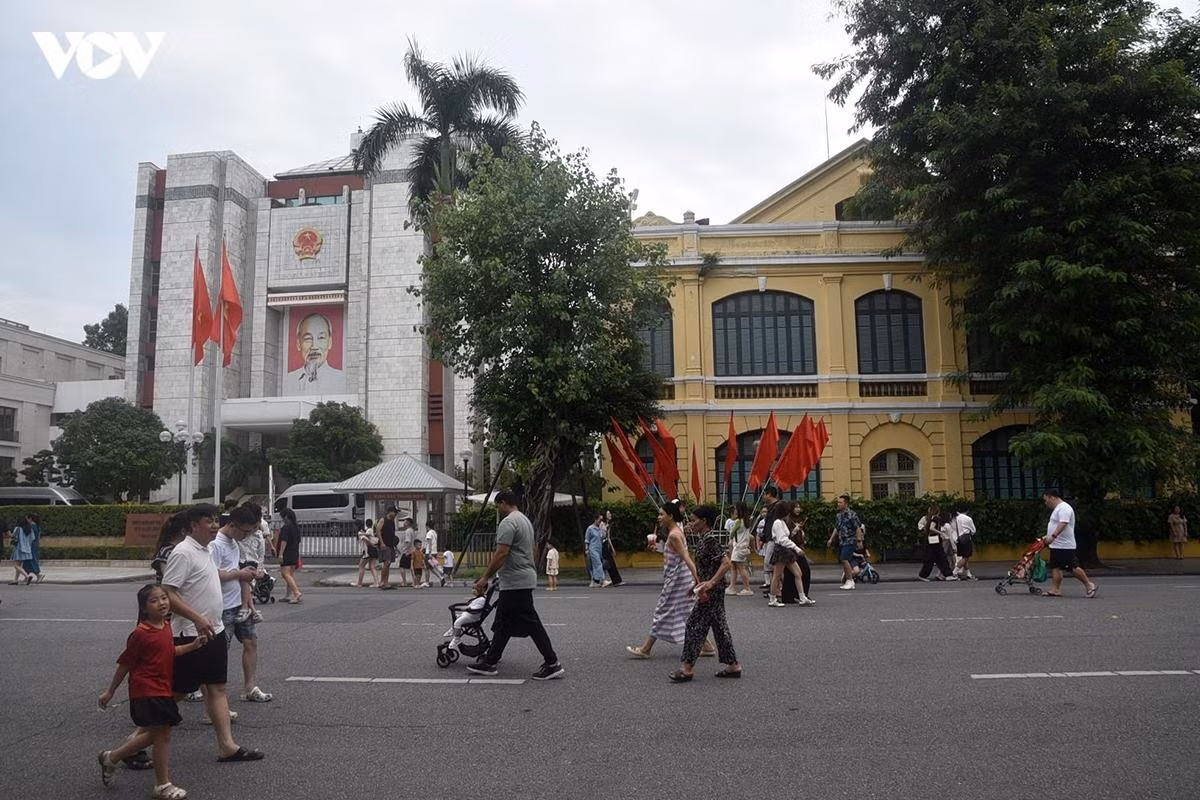 Theo đồ án khu vực trụ sở UBND TP Hà Nội bên hồ Hoàn Kiếm được nghiên cứu tái cấu trúc không gian. Trụ sở HĐND, UBND TP Hà Nội nằm trong nhóm công trình được đề xuất hạ giải để thực hiện phương án tái cấu trúc khu đất.