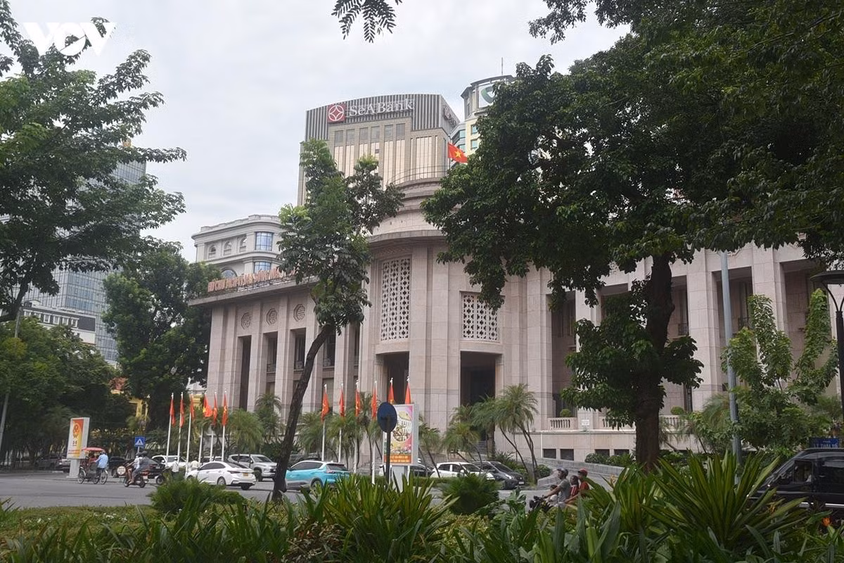 Ba công trình kiến trúc Pháp được giữ lại trong phương án quy hoạch, nằm giữa khu vực dự kiến cải tạo, chỉnh trang và tái cấu trúc không gian quanh hồ Hoàn Kiếm.