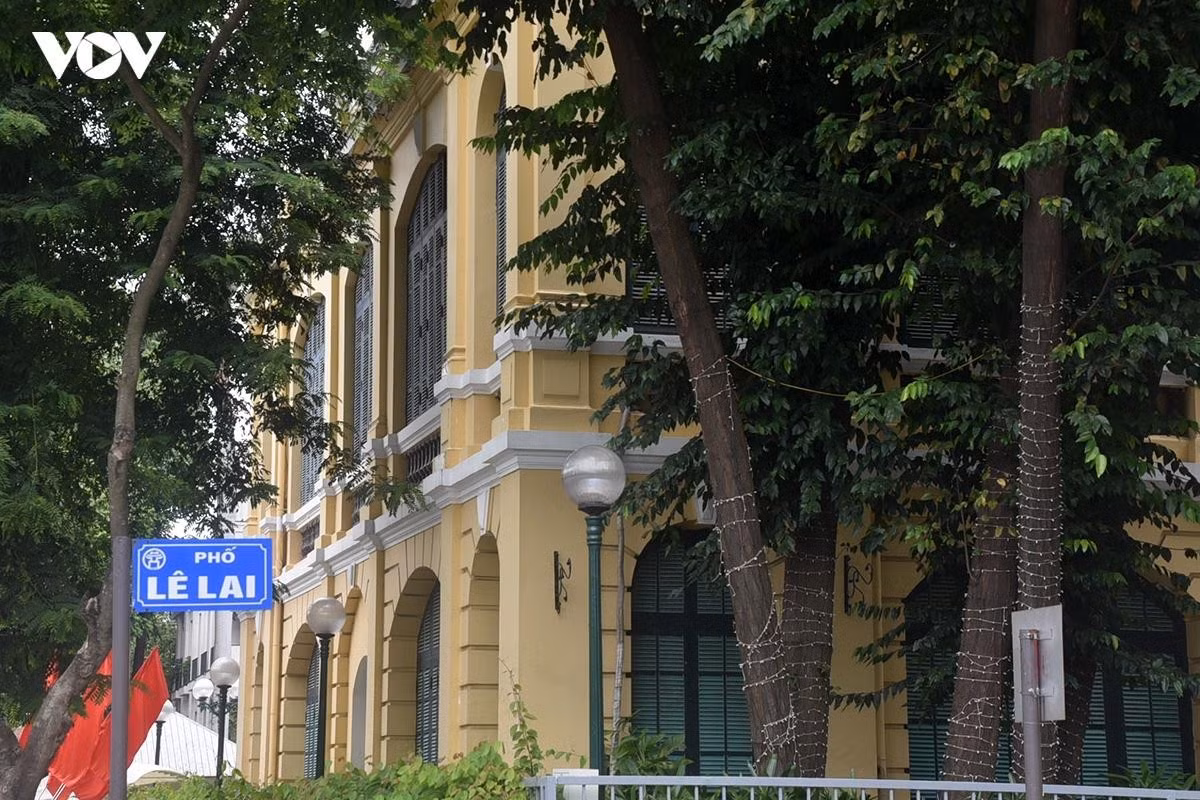 Các chi tiết kiến trúc theo phong cách Tân cổ điển Pháp tại Tòa Đốc lý.