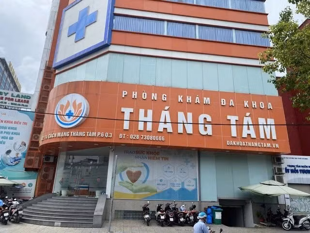 Phòng khám Đa khoa Tháng Tám thuộc danh sách đen vì đã nhiều lần vi phạm với hoạt động “vẽ bệnh, moi tiền” người bệnh. Ảnh Phạm Thương/CAND.