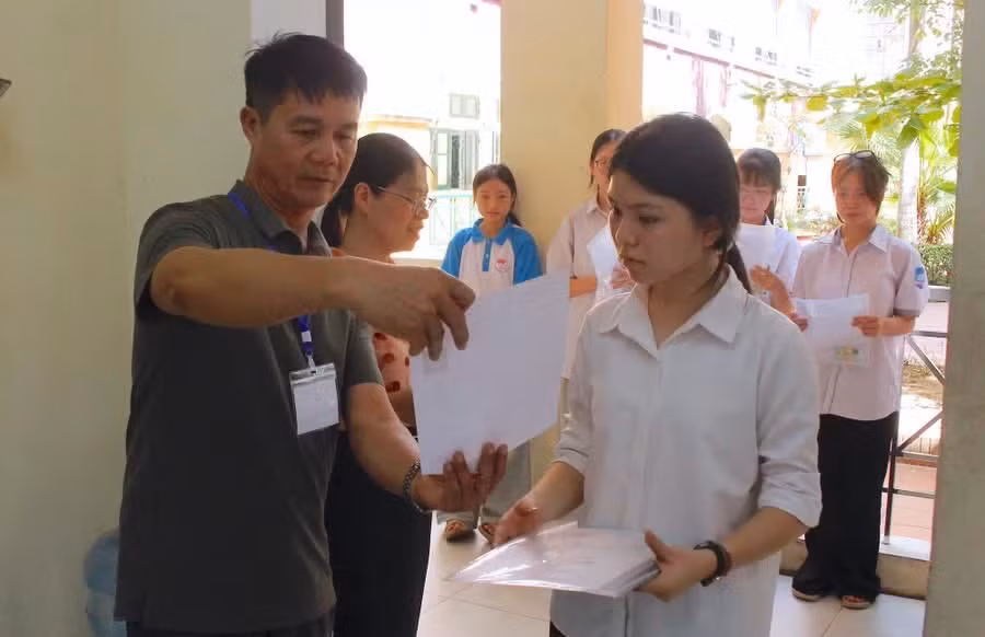 Sáng nay (25/5) thí sinh làm bài thi môn Ngữ văn theo hình thức tự luận, thời gian 120 phút. Ảnh GD&amp;TĐ