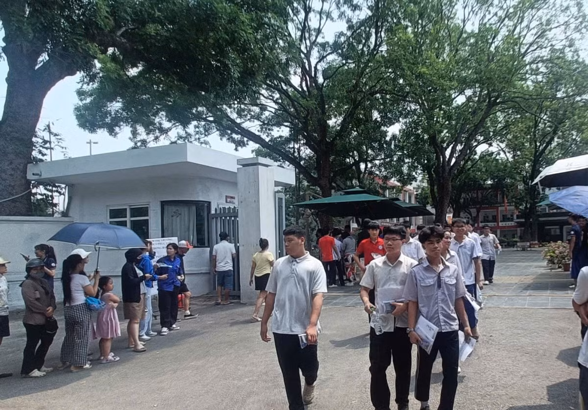 Nhiều thí sinh rời phòng thi sáng nay với tâm trạng nặng nề