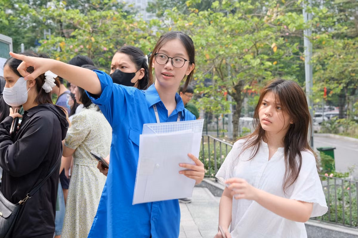 Thí sinh thi vào lớp 10 Hà Nội làm thủ tục dự thi sáng 29/5. Ảnh: Ngọc Bích/ Nguồn vietnam.vn