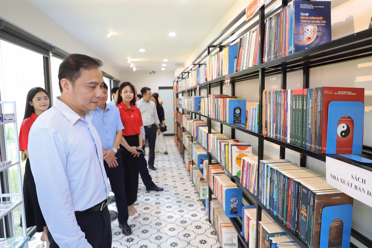 VNU-LIC hiện có hơn 190.000 giáo trình, sách số; hơn 113.000 tài liệu số nội sinh; hơn 1,3 triệu tài liệu kết nối từ mạng lưới liên thư viện của 121 cơ sở đào tạo, cùng gần 450.000 bản sách in. Ảnh vnu