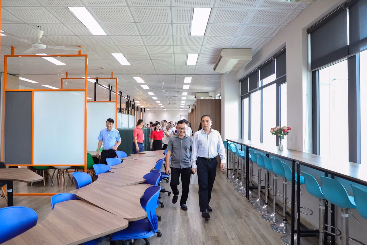 Tại Hòa Lạc, hệ thống gồm Thư viện Trung tâm, các không gian thư viện vệ tinh và Công viên Tri thức gần 10.000 m², tạo thêm nhiều lựa chọn cho sinh viên học tập, đọc sách, nghiên cứu và sinh hoạt học thuật. Ảnh vnu