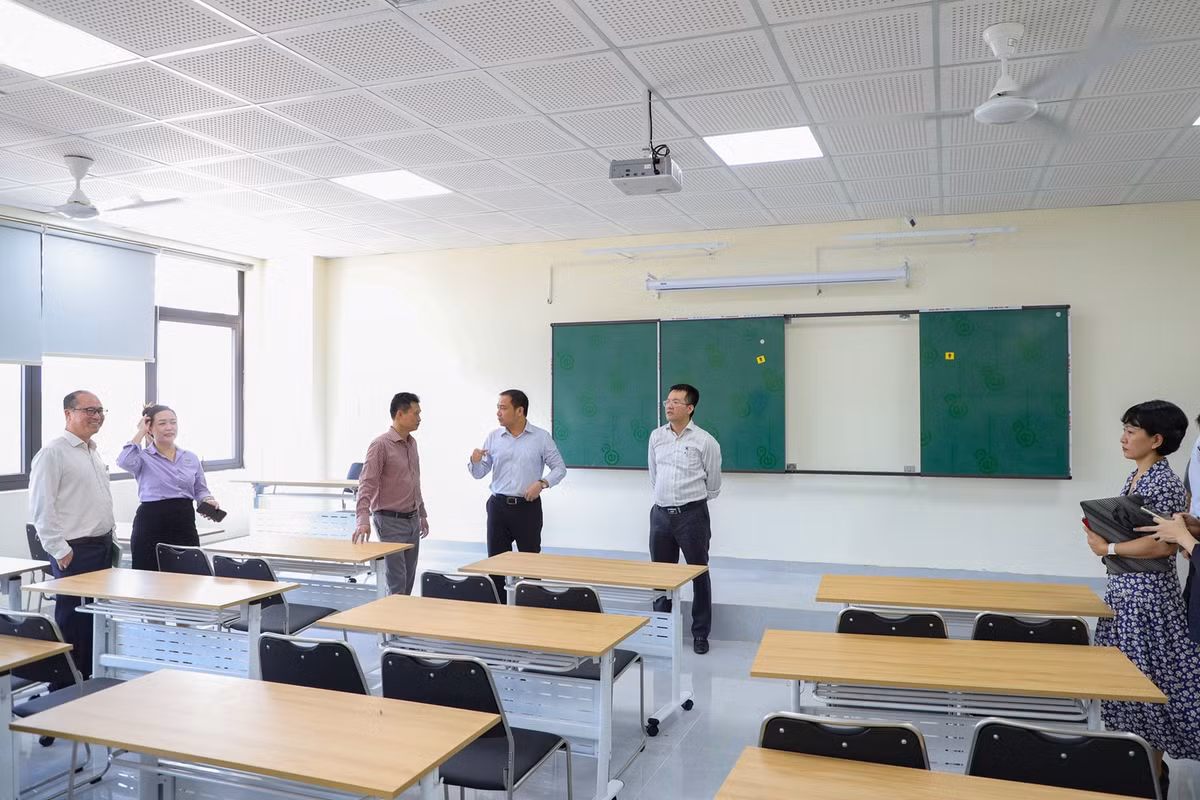 Việc chuẩn bị các điều kiện đón khoảng 17 nghìn sinh viên về học tập tại Hòa Lạc được ĐHQGHN xác định là nhiệm vụ trọng tâm trong năm học mới, với yêu cầu bảo đảm đồng bộ từ giảng đường, thư viện, y tế, ký túc xá, giao thông đến các dịch vụ và hoạt động đời sống, để người học yên tâm học tập, nghiên cứu và sinh hoạt. Ảnh vnu