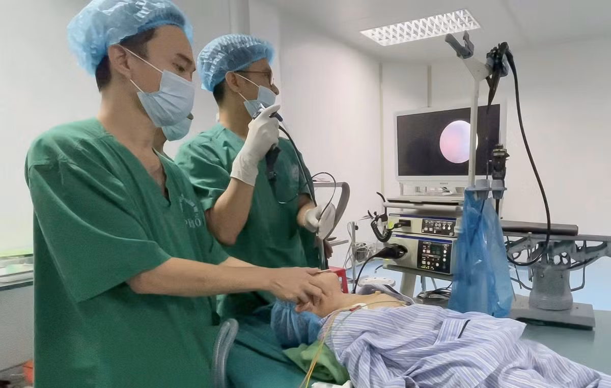 Các bác sĩ gắp dị vật cho bệnh nhi. Ảnh BV