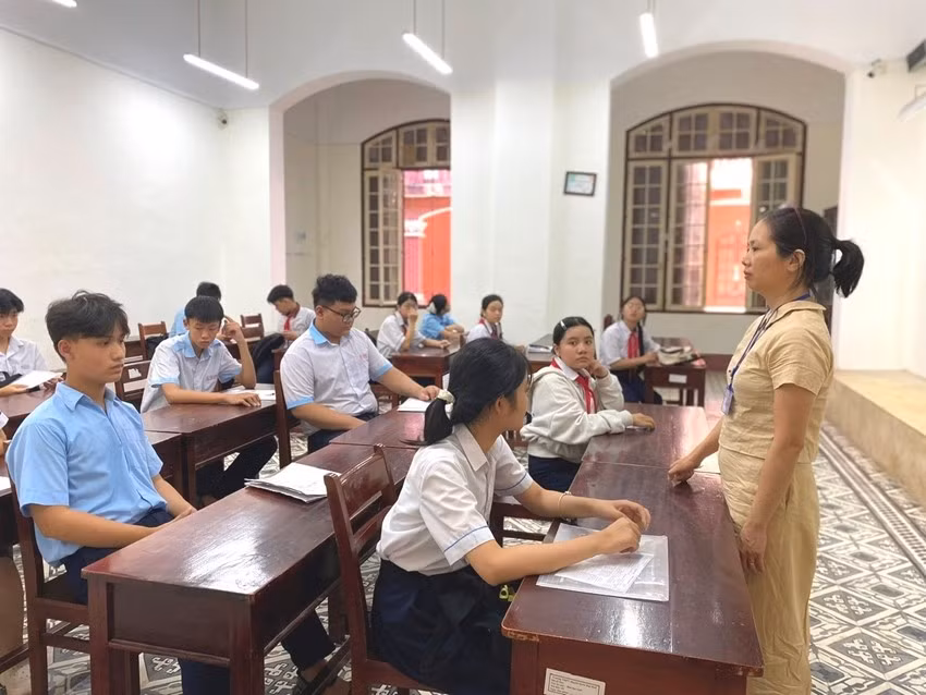Thí sinh nghe phổ biến quy chế thi. Ảnh huengaynay.vn