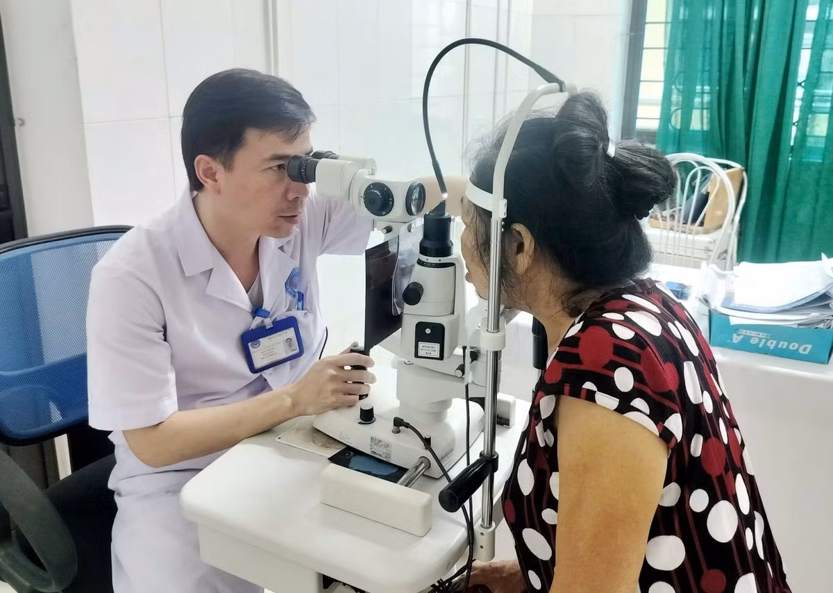 Bác sĩ Trung tâm Y tế Thạch Hà kiểm tra mắt cho bệnh nhân N.T.L sau 4 ngày điều trị/ Ảnh Sở Y tế Hà Tĩnh