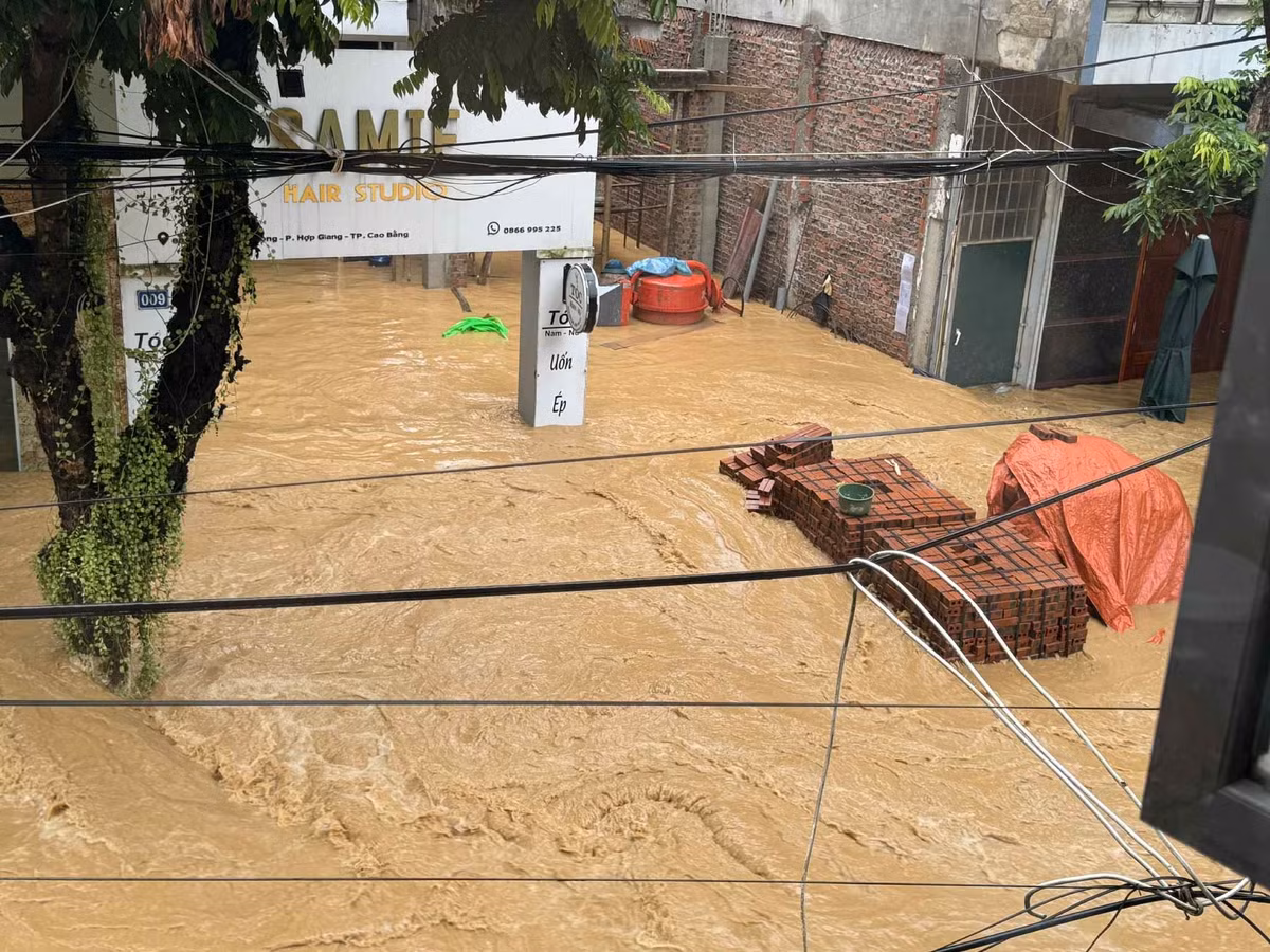 Nước cao hơn 1,3 m ở phường Hợp Giang, Cao Bằng.