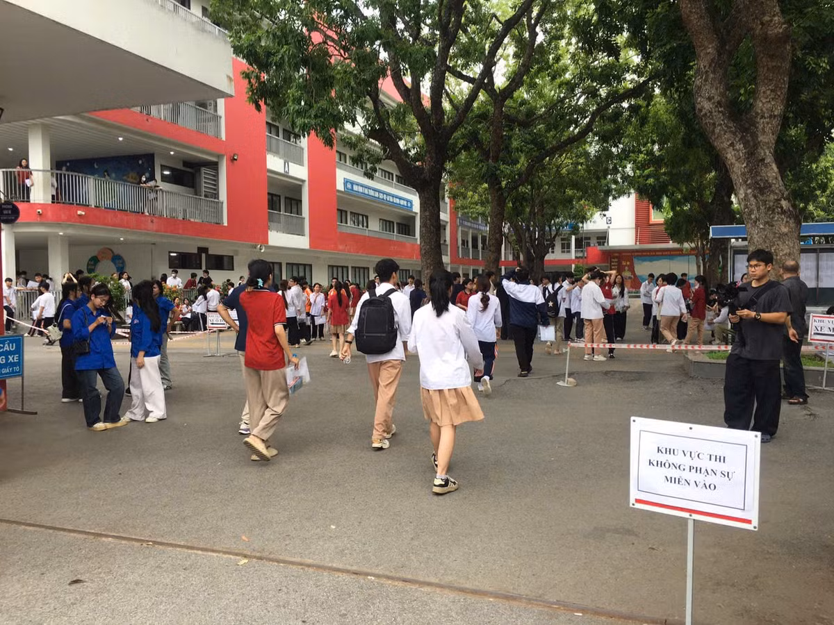 Sáng ngày 12/6, các thí sinh đã hoàn buổi cuối thi tốt nghiệp THPT năm 2026 với bài thi tự chọn gồm 2 môn; thời gian làm bài mỗi môn 50 phút.