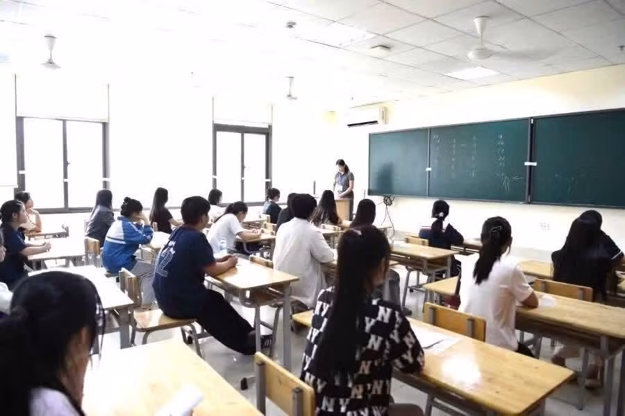 Thí sinh nghe phổ biến quy chế thi. Ảnh GD&amp;TĐ