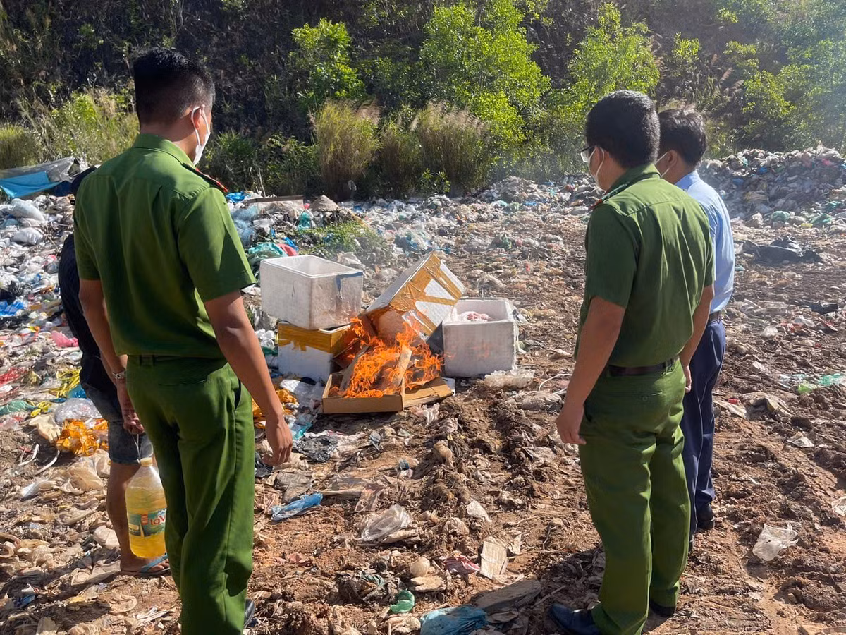 Lực lượng chức năng tiêu hủy hàng hóa vi phạm- Ảnh Chi cục QLTT Phú Yên