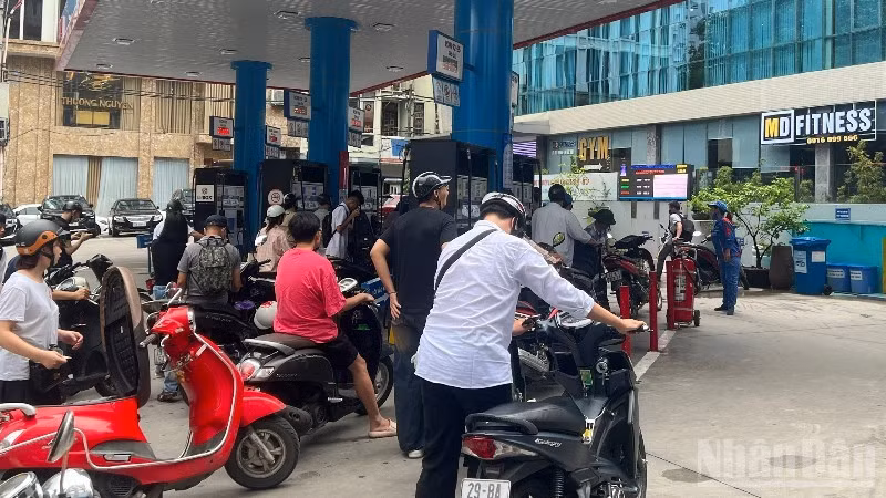 Người dân mua xăng tại một cửa hàng bán lẻ ở Hà Nội trong bối cảnh giá xăng dầu trong nước biến động mạnh theo thị trường thế giới. Ảnh Minh Phương/Nguồn nhandan.vn