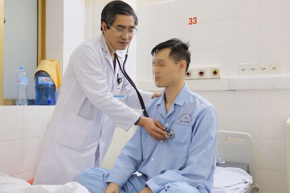 TTƯT.BsCKII Trần Quang Định, Trưởng khoa Phẫu thuật và Can thiệp Tim mạch, kiểm tra sức khỏe cho bệnh nhân sau can thiệp. Ảnh BV