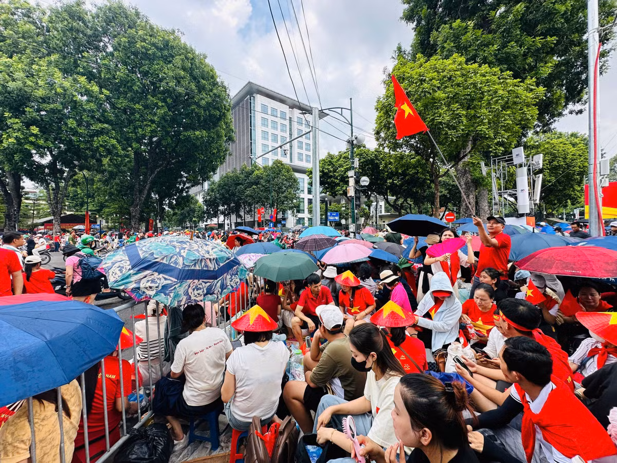 Mặc dù thời gian chờ đợi khá lâu nhưng ai cũng háo hức chờ đón ngày lễ trọng đại của dân tộc.