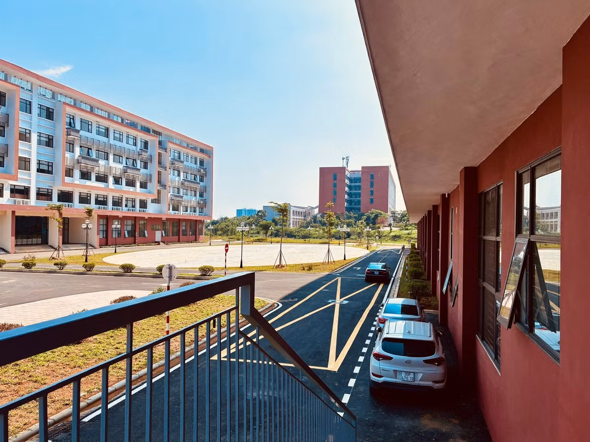Một số hạng mục tiếp tục được bổ sung, hoàn thiện để bảo đảm điều kiện tốt nhất khi sinh viên chính thức học tập. Ảnh vnu