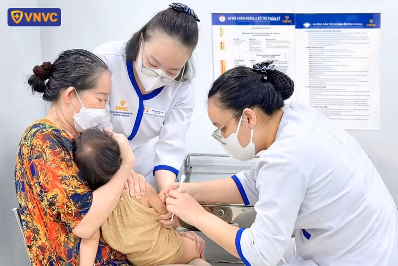Tiêm phòng là biện pháp tốt nhất để phòng bệnh cho trẻ. Ảnh: Phong Lan